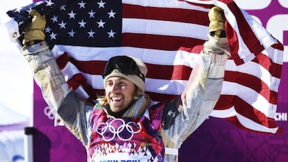 O norte-americano Sage Kotsenburg celebra a medalha de ouro na modalidade de Slopestyle.