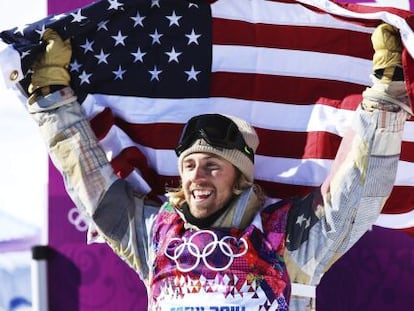 O norte-americano Sage Kotsenburg celebra a medalha de ouro na modalidade de Slopestyle.