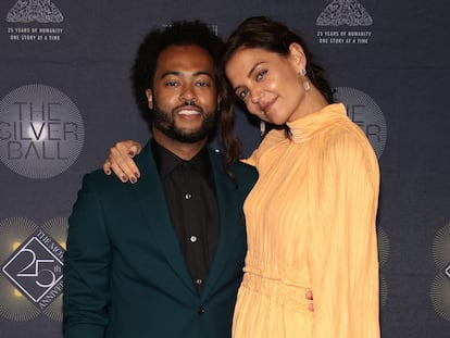 Katie Holmes posa junto a su nuevo novio, el músico Bobby Wooten III, en la gala del 25º aniversario de The Moth, en Nueva York, este jueves.