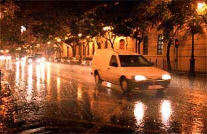 La avenida de Guillem de Castro de Valencia, en plena tormenta, la noche del jueves.