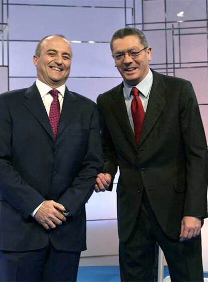 Alberto Ruíz-Gallardón y Miguel Sebastián, antes de comenzar el debate de TVE.