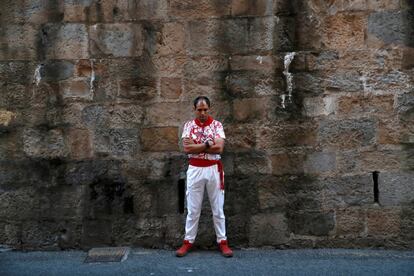 Un corredor se concentra antes del encierro de los toros de la ganadería de Victoriano del Río.