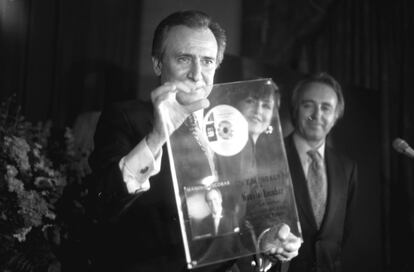 9 de febrero de 1995.<br> El cantante Manolo Escobar recibe un disco de Oro por su discografía.