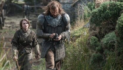 Arya Stark (Maisie Williams) y su acompañante el Perro (Rory McCann) no hacen ninguna escena de sexo pero esta foto evita 'spoilear' a quien no haya visto el capítulo