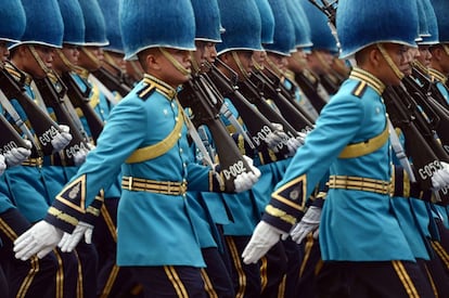 Soldados tailandeses vestidos con uniformes ceremoniales participan en un desfile por el 87 cumpleaños del rey Bhumibol Adulyadej en Bangkok.