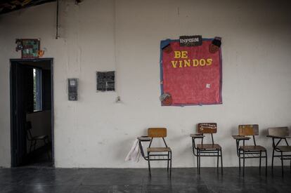 Das treze escolas municipais de Alagoinha, dez têm classes multisseriadas, onde a mesma professora dá aula para classes de séries diferentes ao mesmo tempo. Na sala de aula da foto, estudam pela manhã alunos dos três primeiros anos do fundamental e, à tarde, alunos do quarto e quinto ano.