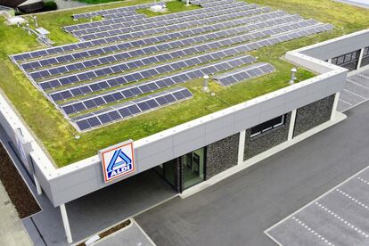 El 100% de la energía que ALDI adquiere en España es de origen renovable desde 2018. Además, el grupo pomueve la instalación de placas fotovoltaicas e iluminación LED en todos sus establecimientos y centros logísticos.