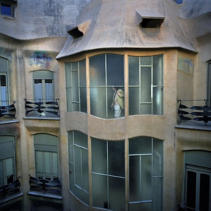 La Casa Milà, conocida como La Pedrera, edificio modernista de Antonio Gaudí terminado en 1910 y cuyas fascinantes ondulaciones orgánicas lo han convertido en un símbolo de Barcelona junto a otra de las construcciones del arquitecto: la Sagrada Familia.