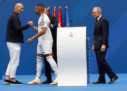 Zinedine Zidane greets his compatriot Mbappé. 