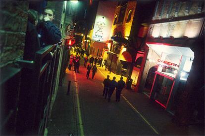 Matthew Street, principal zona de marcha de Liverpool. La línea aérea Easyjet vuela a la ciudad británica desde Madrid, Barcelona, Alicante, Palma y Málaga.