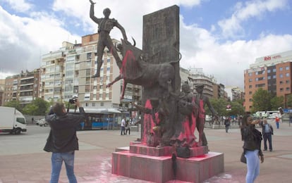 Los monumentos de los aledaños de la plaza de Las Ventas rociados de pintura rosa.