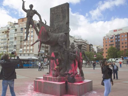Los monumentos de los aledaños de la plaza de Las Ventas rociados de pintura rosa.