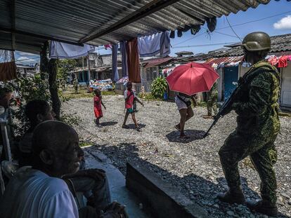 Soldados patrullan una calle en la ciudad portuaria de Buenaventura, el 3 de septiembre.