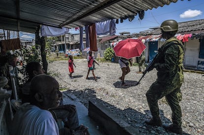 Soldados patrullan una calle en la ciudad portuaria de Buenaventura, el 3 de septiembre.