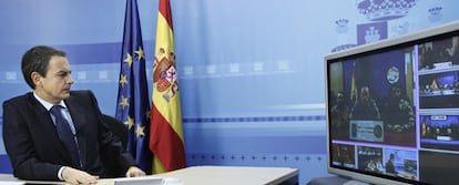 El presidente del Gobierno, José Luis Rodríguez Zapatero, durante la videoconferencia que mantuvo con los militares españoles destacados en misiones internacionales, a quienes felicitó la Navidad