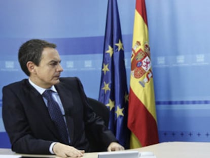El presidente del Gobierno, José Luis Rodríguez Zapatero, durante la videoconferencia que mantuvo con los militares españoles destacados en misiones internacionales, a quienes felicitó la Navidad