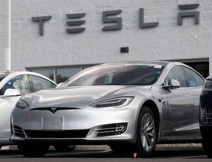 Los sedán Tesla 2018 Model 3 afuera de una sala de exhibición de Tesla en Littleton, Colorado.