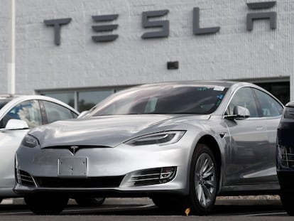 Los sedán Tesla 2018 Model 3 afuera de una sala de exhibición de Tesla en Littleton, Colorado.