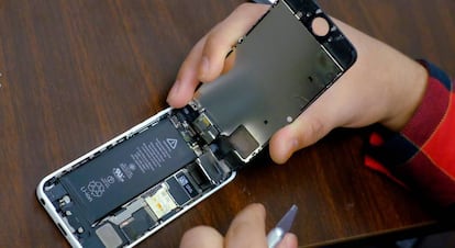 Un usuario comprueba la batería de un iPhone.