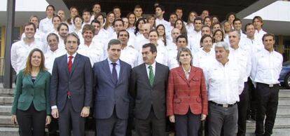 En la primera fila, de izquierda a derecha: la directora general del CSD, Ana Muñoz; el alcalde de Santander, Iñigo de la Serna; el presidente del CSD, Miguel Cardenal; el presidente de la Federación Española de Vela, José Ángel Rodríguez Santos, y la periodista de TVE, Paloma del Río. 