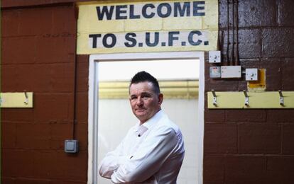 Paul Doswell, técnico del Sutton United, posa ante la entrada al campo.