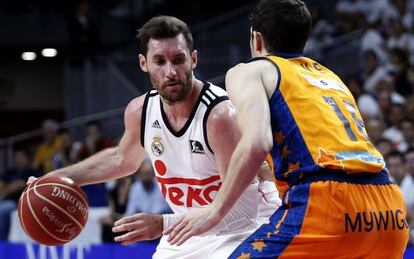 Rudy Fernández hace frente a Guillem Vives, este jueves en el Palacio de los Deportes.