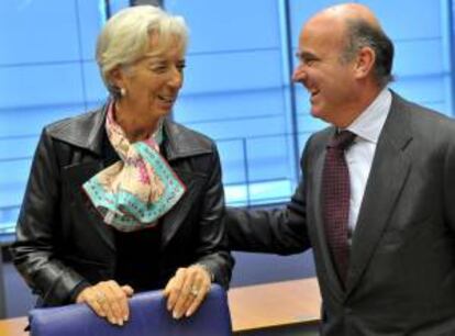 El ministro español de Economía, Luis de Guindos (d), charla con la directora gerente del Fondo Monetario Internacional (FMI), Christine Lagarde, ayer antes de la reunión de los ministros de Economía de la zona euro (Eurogrupo) en Luxemburgo.