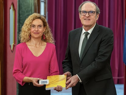 El Defensor del Pueblo, Ángel Gabilondo, entrega a la presidenta del Congreso, Meritxell Batet, el Informe Anual de la institución correspondiente a 2022.