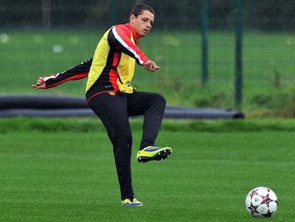 Chicharito Hernández golpea un balón.