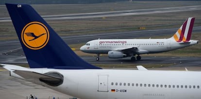 Un avió de Lufthansa i, al darrere, un de Germanwings.