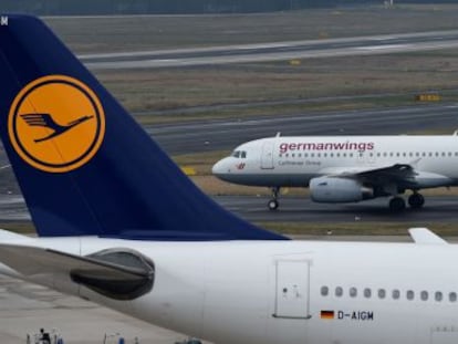 Un avió de Lufthansa i, al darrere, un de Germanwings.