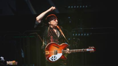 Steve Van Zandt, en el escenario del Metropolitano de Madrid, con la E Street Band de Bruce Springsteen.