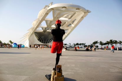 Erinaldo Cardoso, artista de rua de 43 anos, posa para a foto em frente ao Museu do Amanhã, no Rio de Janeiro. Sobre o que acha dos Jogos Olímpicos, Erinaldo responde: “Não vai mudar nada depois dos Jogos Olímpicos. Todos os que conhecem a realidade do Rio de Janeiro sabem que nem tudo é felicidade”. Também está preocupado pelo fato dos empregos gerados acabarem após os Jogos.