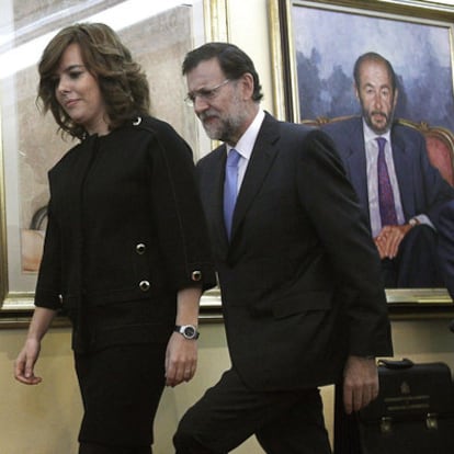 Rajoy acompaña a Sáenz de Santamaría en la toma de posesión de esta en La Moncloa.