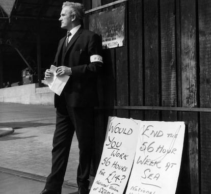 Un marinero de huelga en Londres para poner fin a la semana laboral de 56 horas. Eso era en mayo de 1966. Casi 50 a&ntilde;os m&aacute;s tarde, el problema se ha universalizado
 