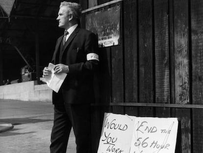 Un marinero de huelga en Londres para poner fin a la semana laboral de 56 horas. Eso era en mayo de 1966. Casi 50 a&ntilde;os m&aacute;s tarde, el problema se ha universalizado
 