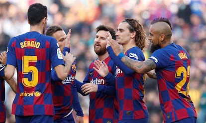 Los jugadores del Barcelona celebran un gol.