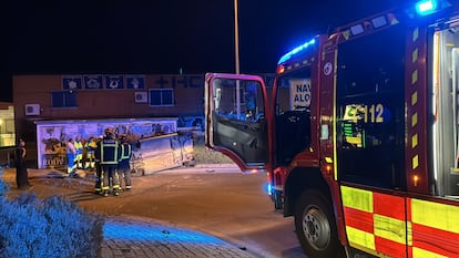 Efectivos de bomberos, Summa 112 y Policía Local y Guardia Civil, en el lugar del siniestro, la madrugada del domingo en Collado Villalba (Madrid)