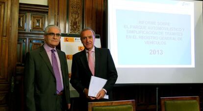 Peñaranda (a la izquierda) y Erice, en la presentación del informe en Bilbao.