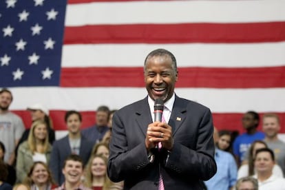 Ben Carson, un político no profesional, en campaña en Arkansas