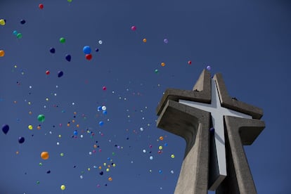 Los payasos sueltan cientos de globos sobre la Cruz en la Basílica de nuestra Señora de Guadalupe.