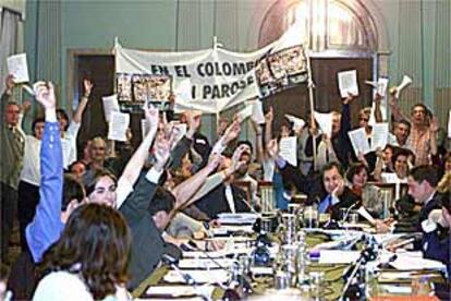 Momento de la votación en el pleno municipal de Huelva de ayer, al que acudió un centenar de vecinos.