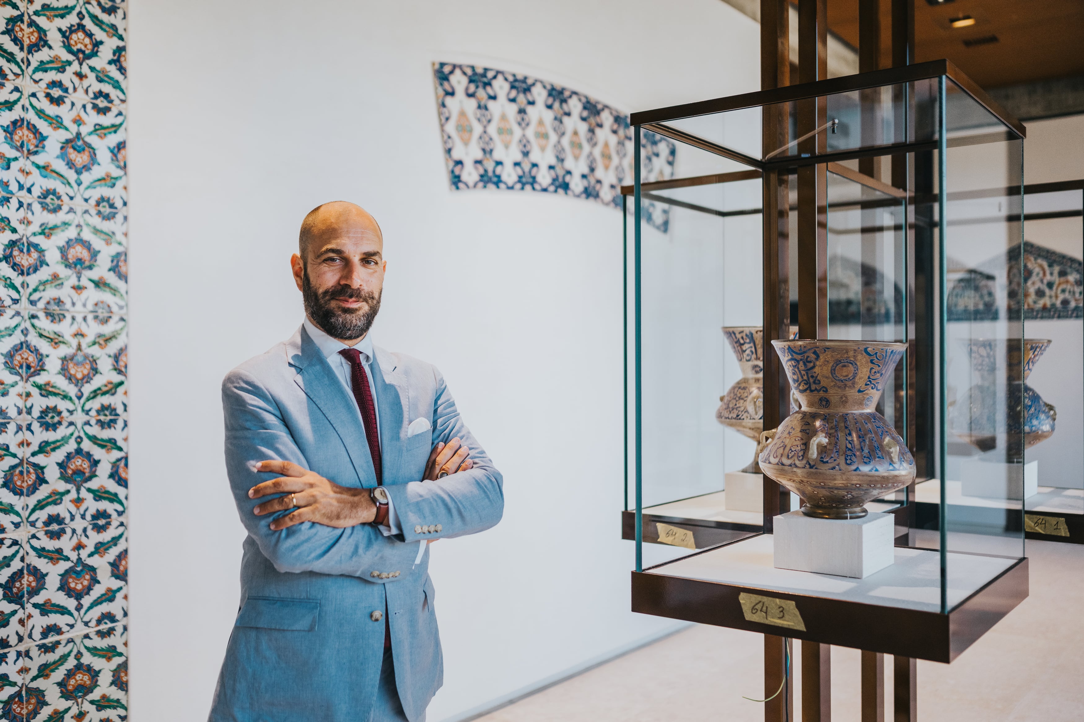 Xavier F. Salomon, director del Museo Gulbenkian, en la sala dedicada a las lámparas de mezquita mamelucas. 