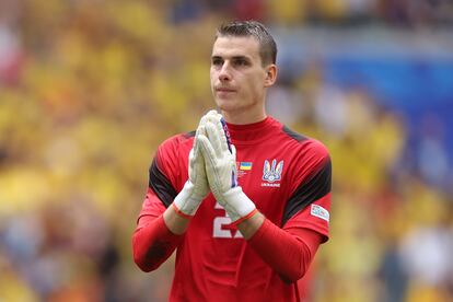 Andriy Lunin se disculpa, hacia los aficionados ucranios, tras la derrota por 3:0 ante Rumanía.