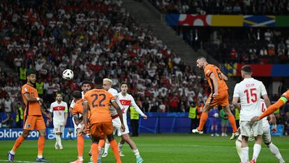 De Vrij remata de cabeza en el gol del empate de Países Bajos ante Turquía.