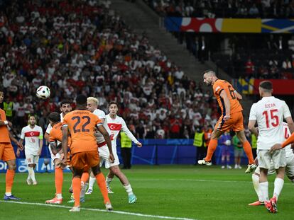 De Vrij remata de cabeza en el gol del empate de Países Bajos ante Turquía.