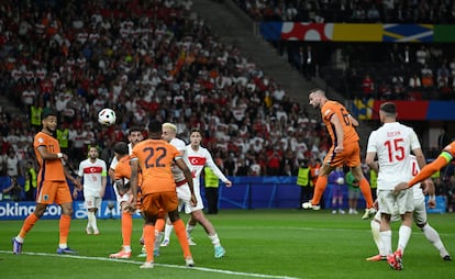 De Vrij remata de cabeza en el gol del empate de Países Bajos ante Turquía.