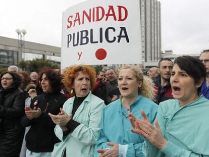 Medical staff and other supporters of the anti-privatization campaign celebrate the regional government’s decision.