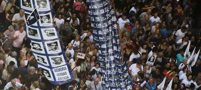 Miles de personas se manifiestan en Buenos Aires con retratos de los desaparecidos en la dictadura, en el 41º aniversario del golpe de Estado.