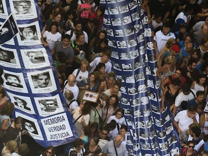 Miles de personas se manifiestan en Buenos Aires con retratos de los desaparecidos en la dictadura, en el 41º aniversario del golpe de Estado.